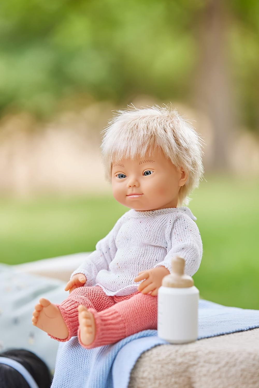 Miniland Dolls: europäische Babypuppe Junge, szőke, Down-szindrómás aus weichem vinyl, 38 cm, Unterwäschével bemutatva Geschenkboxban (31263)