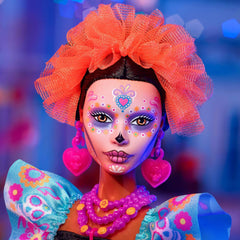 Păpușa Barbie Signature, figurină de colecție Día De Muertos 2024 cu rochie neagră și top albastru cu volane, imprimeu brodat și accesorii colorate, HRM72
