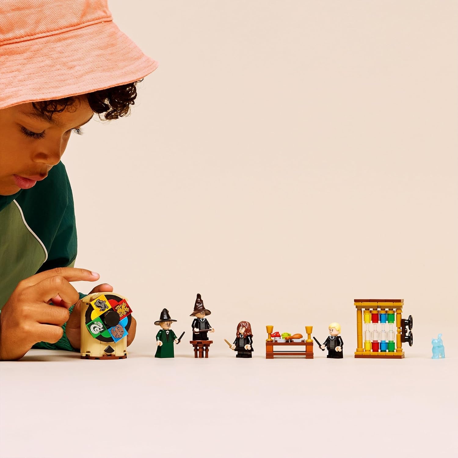 LEGO Harry Potter Schloss Hogwarts: Auswahlzeremonie mit dem Sprechenden Hut - Patronus, Hermine und Draco Malfo Minifiguren mit Zauberstäben, Spinnrad - Geschenk für Kinder ab 7 Jahren - 76460