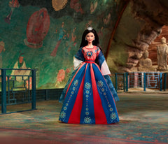 BARBIE Holdújév Puppe - Sammelfigur mit traditioner Hanfu-Robe und chinesischen Drucken, Dunhuang-Höhlenmalereien ihlette, beleértve a Puppenständer und Echtheitszertifikat, HJX35