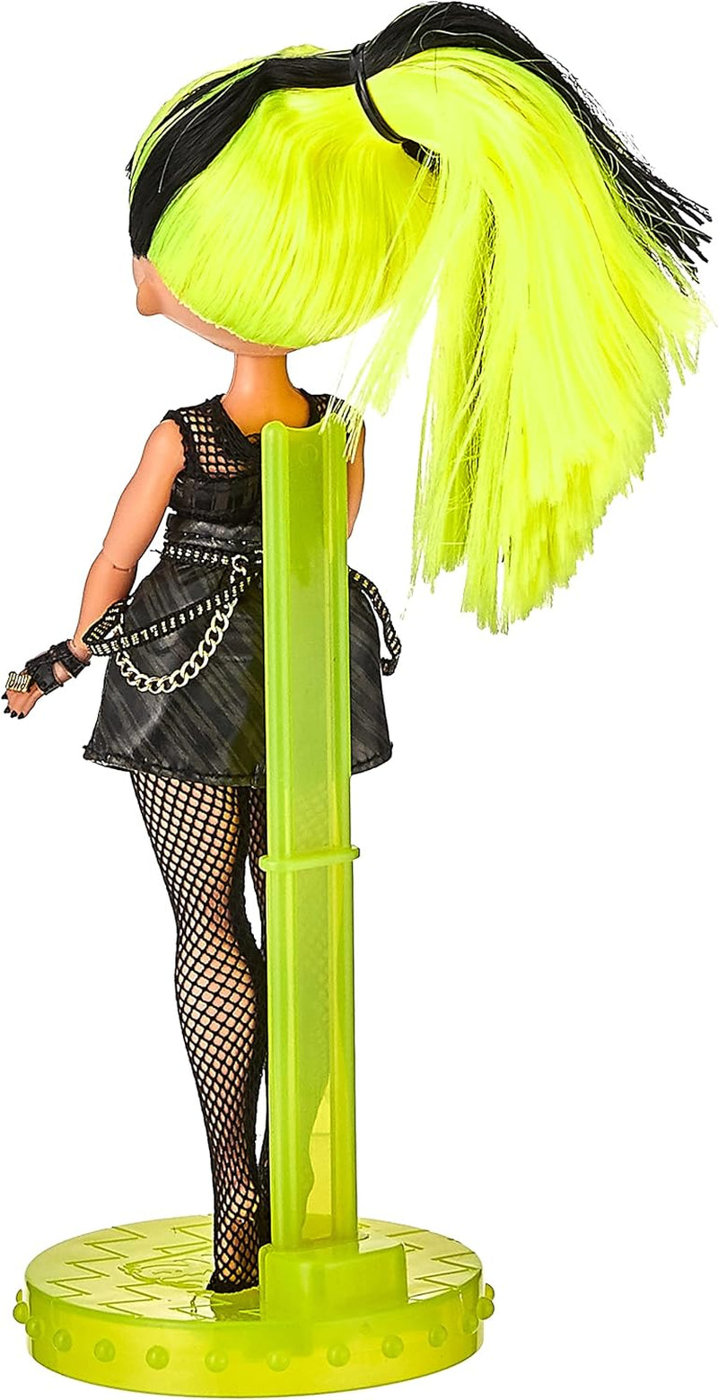 L.O.L. Meglepetés! OMG Remix Rock BHAD GIRL Modepuppe mit 15 Überraschungen - mit Schlagzeug, Outfit, Schuhen, Bürste, Puppenständer, Songtext-Magazin & Plattenspieler-Paket - Für Mädchen ab 4+ Jahren