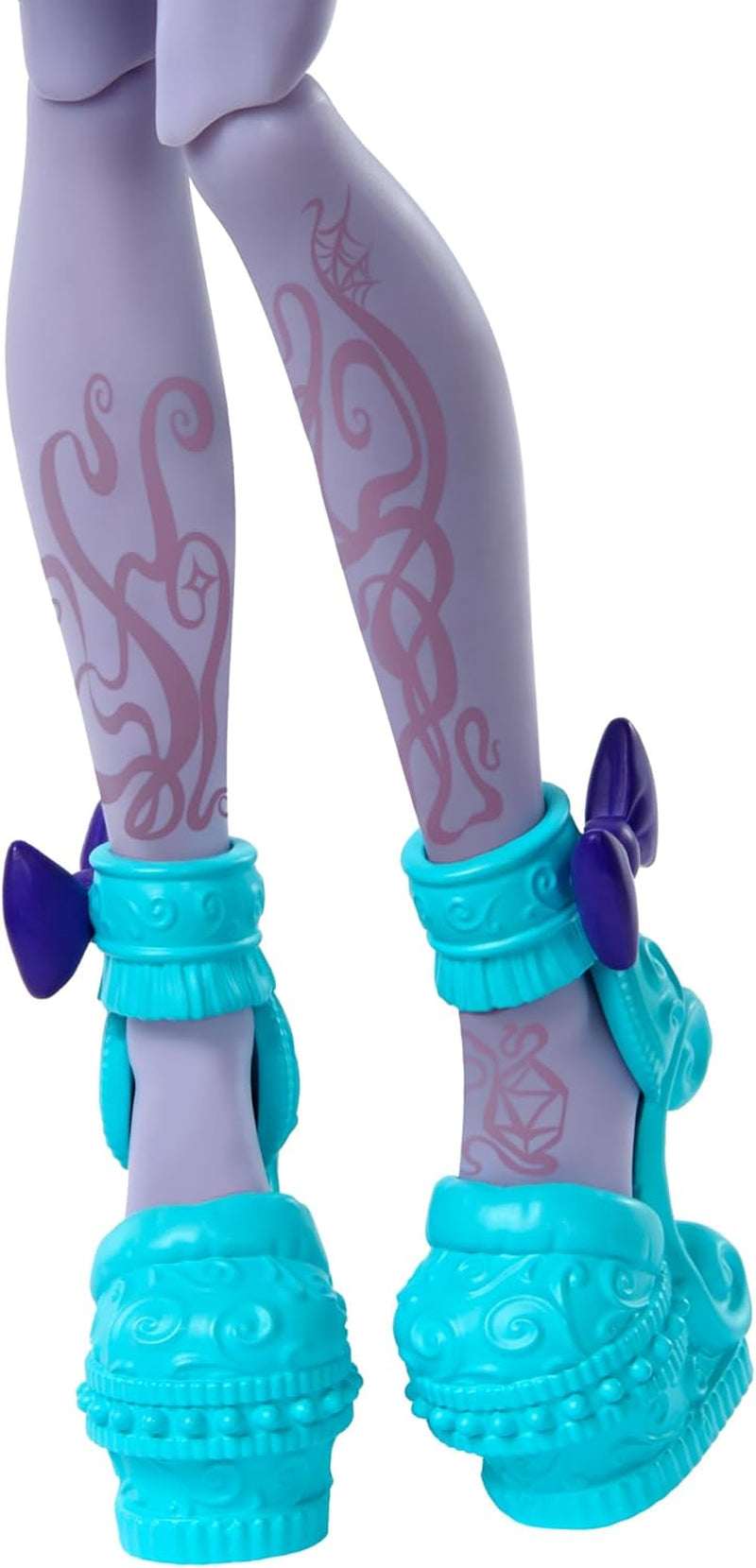 Monster High Fearbook Twyla Set aus Puppe und Zubehör mit Filmclub-Thema, Collegejacke, Jahrbuch, Brettspiel und Keksen, HXW31