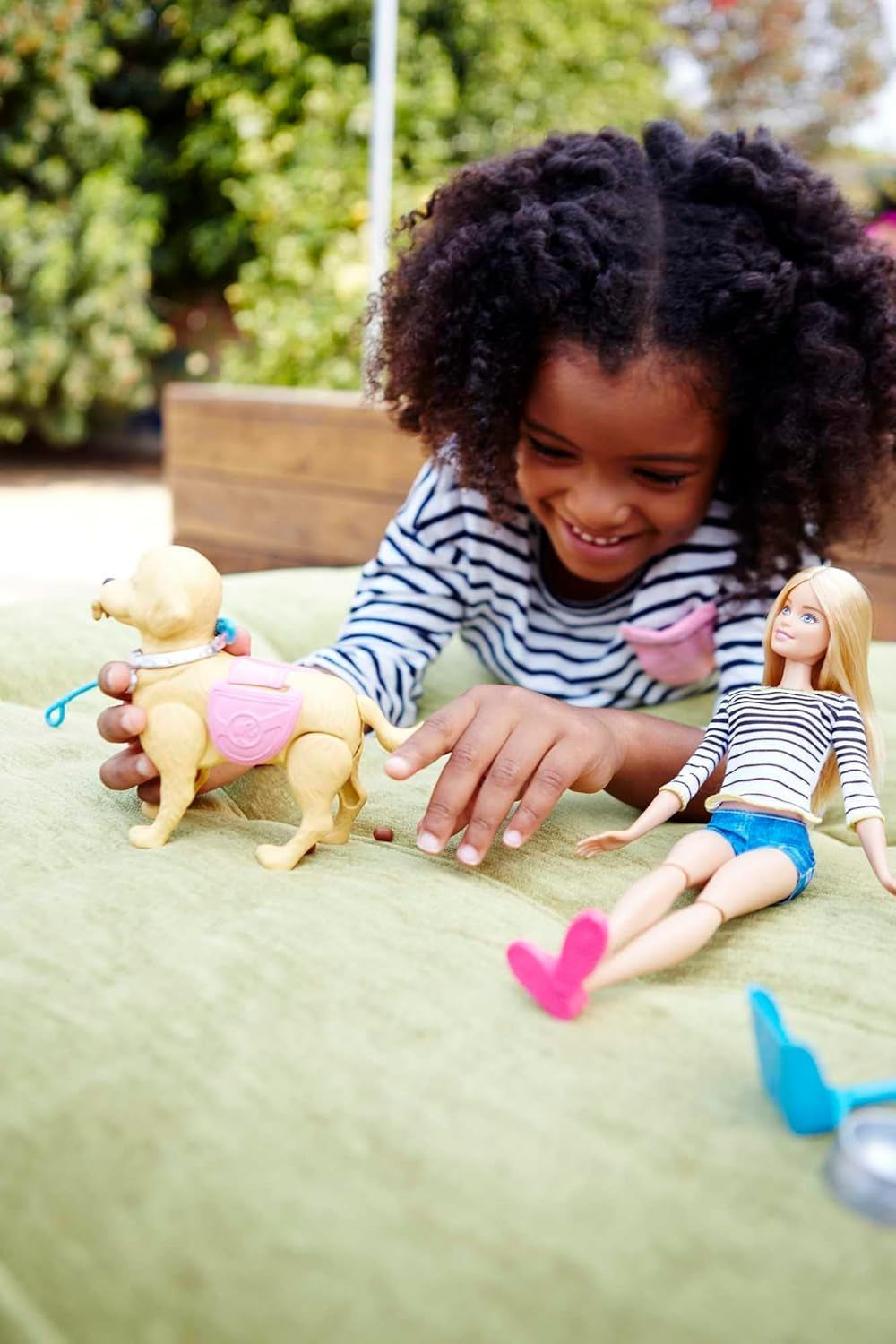 Păpușă Barbie Walk and Potty, păpușă blondă cu câine plimbăreț, lingură pentru caca, accesorii, inclusiv câine păpușă, cadou pentru copii, jucărie pentru copii cu vârsta de 3 ani și peste, DWJ68