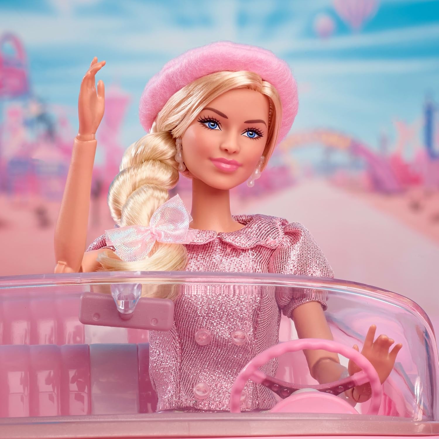 Barbie-Puppe zum Spielfilm, Margot Robbie als Barbie, Sammelfigur in rosafarbener Bluse und Tüllrock, mit gestylter Frisur und passendem Schmuck, JBJ53