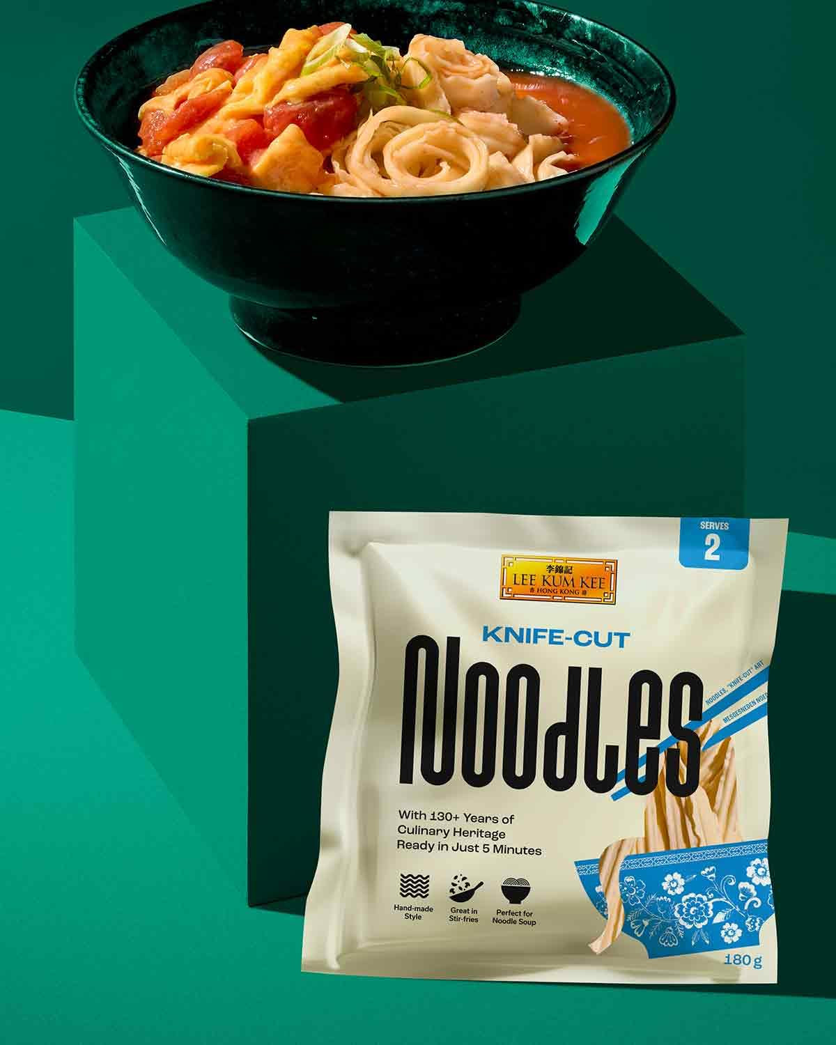 LEE KUM KEE Késsel vágott tészta - ázsiai, késsel vágott tészta, zamatos, kemény állaggal, ideális wok ételekhez és levesekhez, félszáraz, csomagonként két adag, 6 x 180 g-os gyűjtőcsomagolás