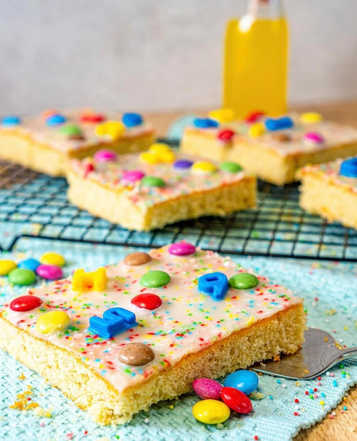 RUF Love Chocolate csokoládé lencse dekorációk, finom tejcsokoládéból, ropogós és színes cukormázzal, dobozonként 75 g