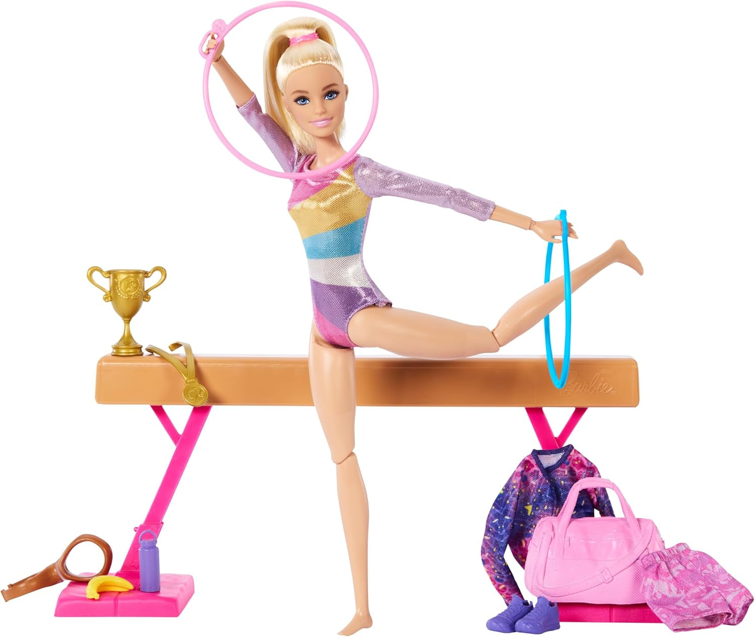 Set de joacă distractiv Barbie pentru gimnastică cu bârnă de echilibru și peste 10 piese tematice pentru povești câștigătoare, HRG52