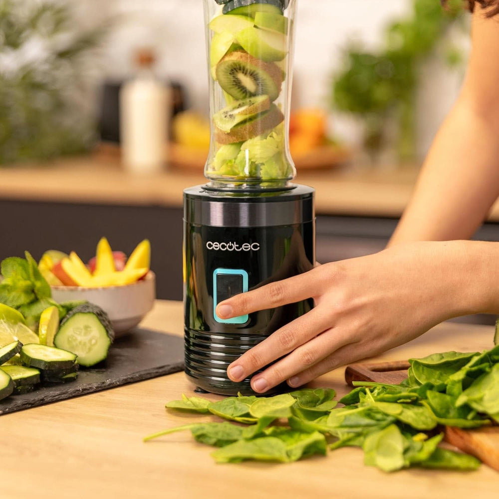 Cecotec Tragbarer Einzelstandmixer Power Titanium 300 Easygo. 350 W, Zerkleinert Eis, 4 Klingen Mit Schwarzer Titanbeschichtung, Inklusive 2 Kühlröhren, 2 Tragbaren Bechern Und 2 Deckeln Anya és Gyermek Naty Shop