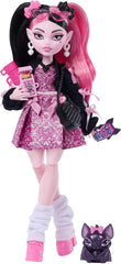 Monster High-Puppe, Draculaura mit rosa Kleid mit Schleifen und schwarzer Strickjacke, mit Fledermaus Count Fabulous und 7 Zubehörteilen wie Ramen, Lippenstift und Tasche, JHK29