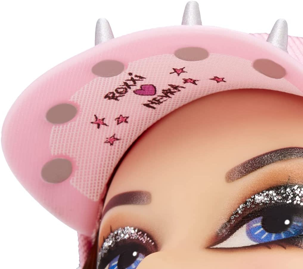 Bratz Pride Month Special Edition Designer Puppen by JimmyPaul - ROXXI & NEVRA - 2 Modepuppen, Outfits, Poster, Accessoires, Puppenständer & mehr - Voll beweglich - Zum Sammeln für Kinder ab 3 Jahren