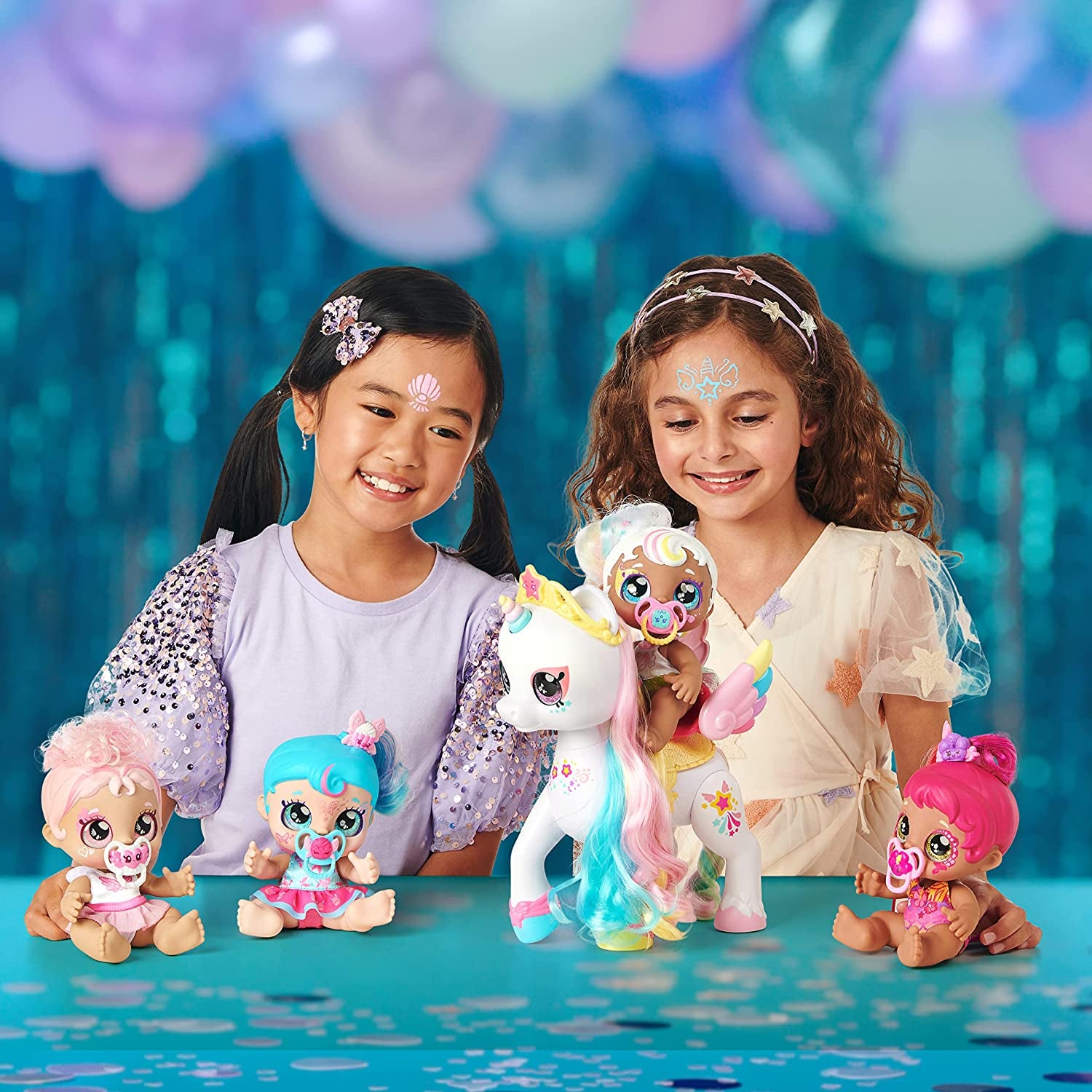Baby Sister-Puppe Mini Mello als Einhorn, 1 Puppe mit Spielzeug Pacifier und Zauberschwamm für magische Gesichtsbemalung. Große, glitzernde Augen, biegsame Arme und Beine, 50275