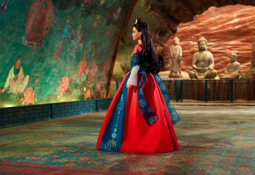 BARBIE Holdújév Puppe - Sammelfigur mit traditioner Hanfu-Robe und chinesischen Drucken, Dunhuang-Höhlenmalereien ihlette, beleértve a Puppenständer und Echtheitszertifikat, HJX35