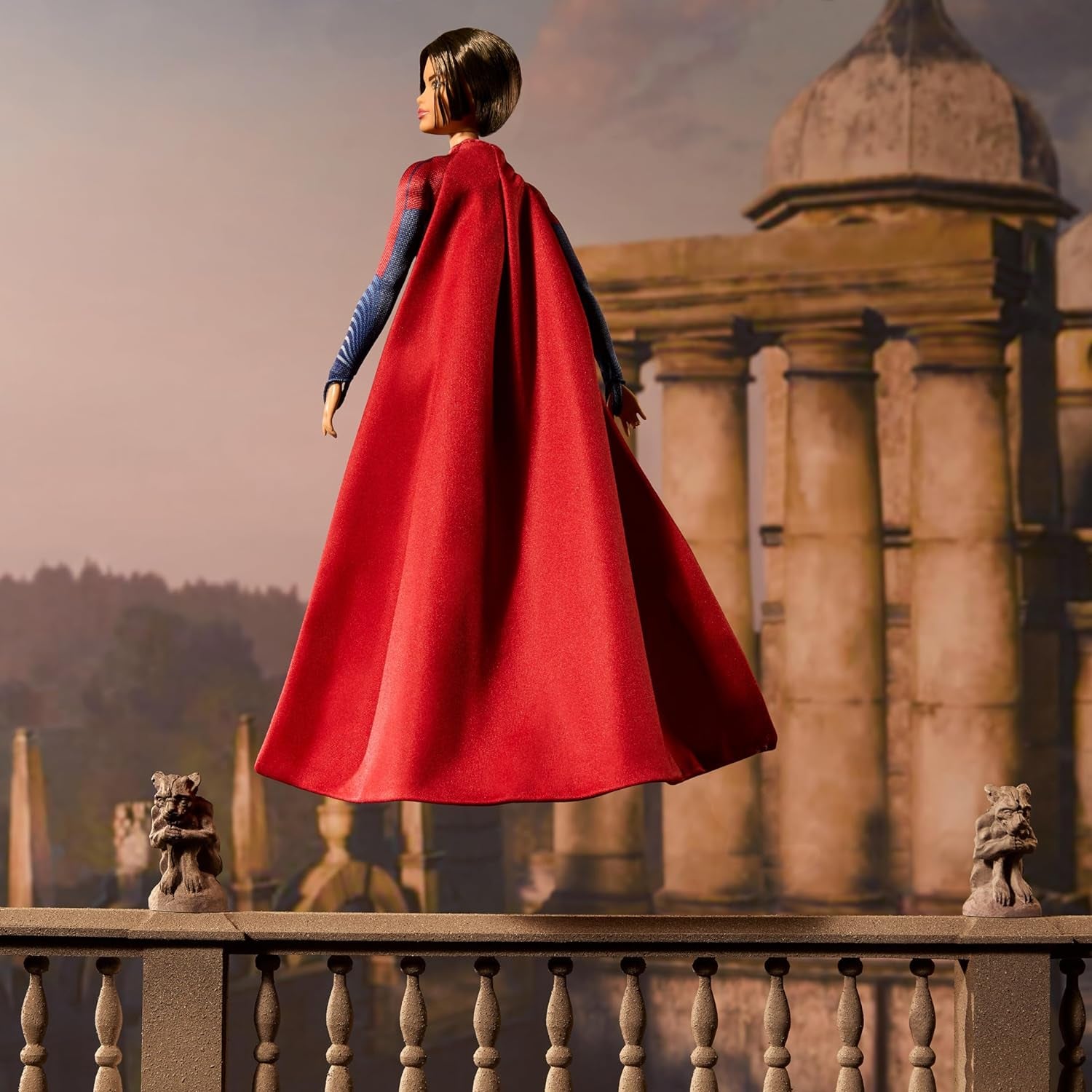 Barbie Supergirl Puppe, Sammlerpuppe aus dem Flash Movie Wearing Red and Blue Anzug mit Umhang, Puppenständer enthalten