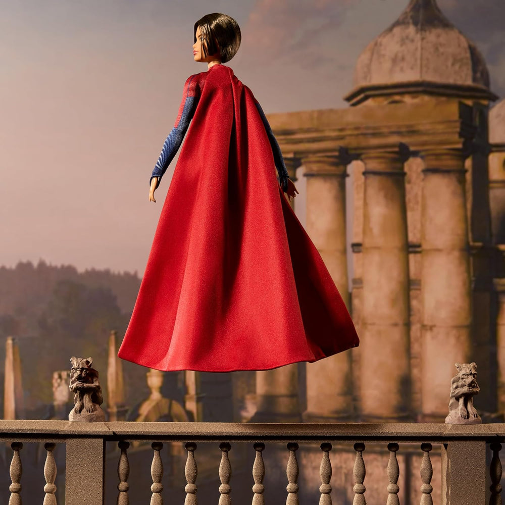 Barbie Supergirl Puppe, Sammlerpuppe aus dem Flash Movie Wearing Red and Blue Anzug mit Umhang, Puppenständer enthalten