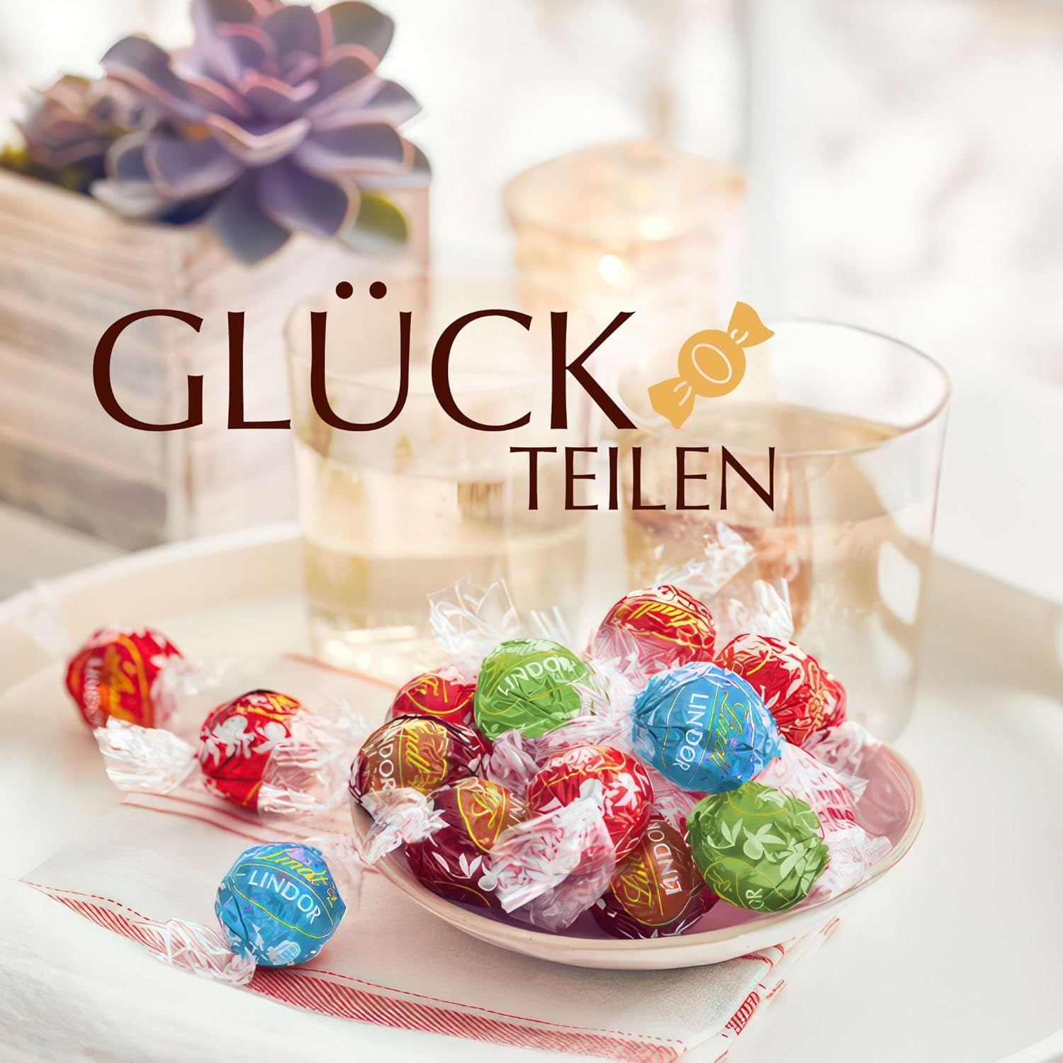 Lindt csokoládé | Válogatott táska LINDOR ezüst | 1 kg-os zsák | 80 szájban olvadó tejcsokoládé golyó, 70%, sós karamell és dupla csokoládé ízesítés | Ajándék csokoládé megosztani