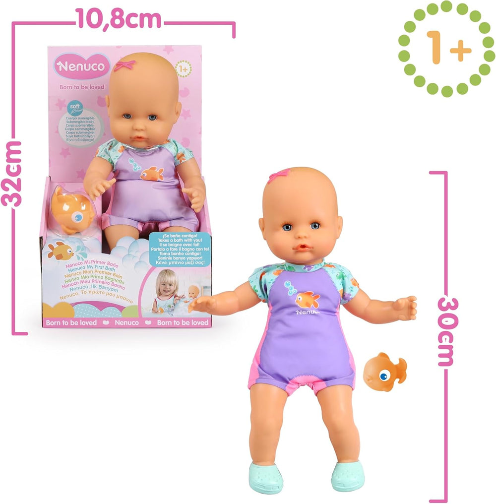 Prima mea baie: O păpușă moale cu corp impermeabil, potrivită pentru utilizare în cadă, piscină și mare. Include un costum de baie și un peștișor plasat în apă.