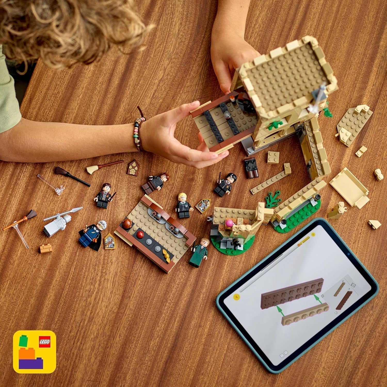 Roxfort kastély LEGO Harry Potter: Repülőleckék kalandjátékkészlet 6 gyűjthető minifigurával, beleértve Draco Malfoyt és McGalagony professzort, fiúknak és lányoknak való szerepjátékkészletet 9 éves 76447 építőkészlet Besuche den LEGO-Store