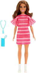 Barbie und Teresa Rezept für Freundschaft Teresa-Modepuppe mit unverkennbarem Outfit zum An- und Ausziehen, mit kiegészítők, beleértve einer Necklace, JCT02