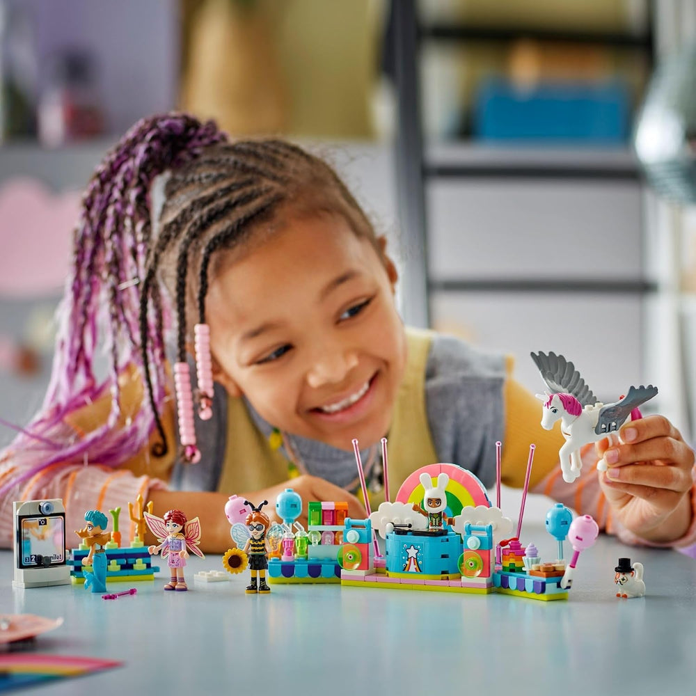 LEGO Friends Kostümparty mit Einhorn und Fee - Spielzeug für Mädchen ab 6 Jahren - Bühne, DJ-Pult, 4 Minipuppen, der Katze Churro und Einer Pferdefigur sowie lustigem Zubehör - Ajándékötlet - 42661