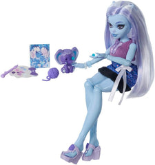 Păpușă Monster High Self-Scare Secrets Abbey Bombinable și set de accesorii cu 13 surprize realiste, cum ar fi henna, desene și croșetat, JHK44