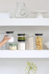 Brabantia - Recipient de sticlă stivuibil cu capac - Set de 3 - Depozitare alimente - Păstrează alimentele proaspete pentru mai mult timp - Sigiliu din silicon - Se spală în mașina de spălat vase - Gri închis/gri deschis/verde jad - 0.3L/0.6L/1.1L Cutii depozitare alimente Naty Shop