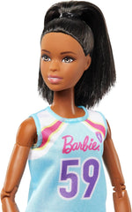 Păpușă Barbie Made to Move și accesorii, jucătoare de baschet brunetă cu rochie sport detașabilă și minge, 22 de articulații articulate, HKT74