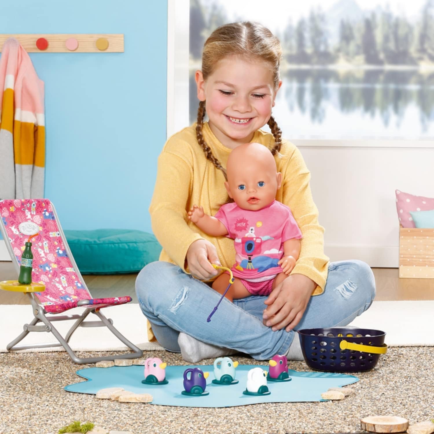 BABY born 832790 Weekend Fischen - Puppenzubehör Angel-Set mit bunt bedruckten Liegestuhl mit Ablagetischchen, Flasche, Korb, Enten und Angel sowie pinkem Longshirt, Pink