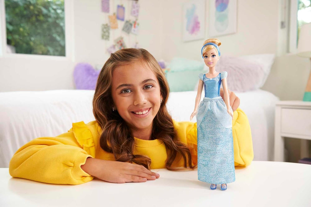 Mattel DISNEY Princess Hamupipőke mozgatható baba csillogó ruhával, levehető cipőkkel és tiarával, fésülhető haj a fodrászathoz, 3 éves kortól, HLW06 Naty Shop babák