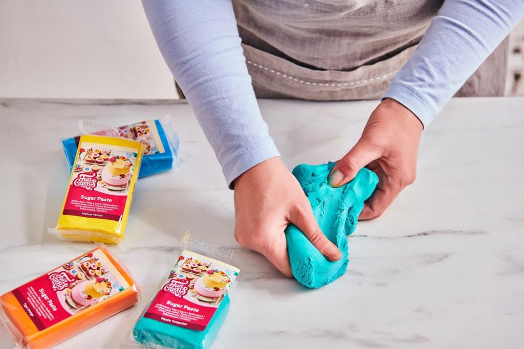 FunCakes Raven Fondant negru rulat: ușor de utilizat, neted, flexibil, moale și flexibil, perfect pentru decorarea prăjiturilor, halal, kosher și fără gluten, 250 g Pasta de zahar Naty Shop